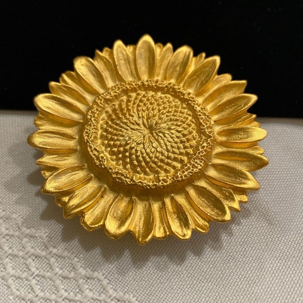 Vintage Brushed Gold Sunflower Brooch - Picture 6 of 8